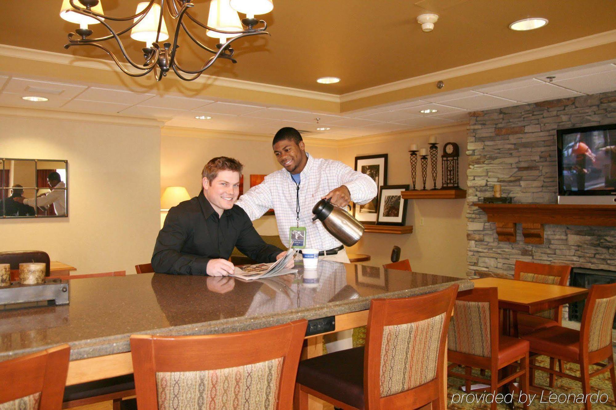 Hampton Inn Charlotte/Матюс Ресторант снимка