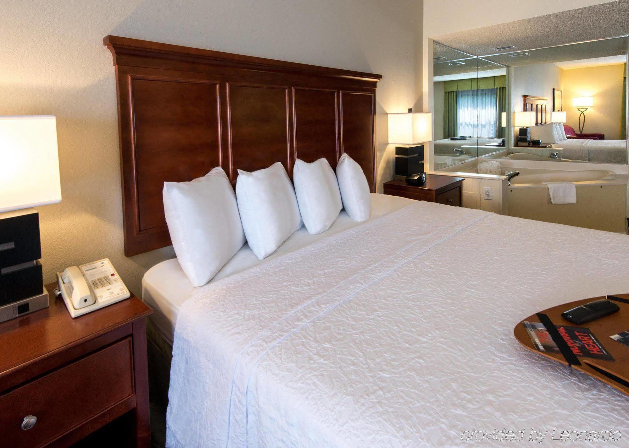 Hampton Inn Charlotte/Матюс Екстериор снимка