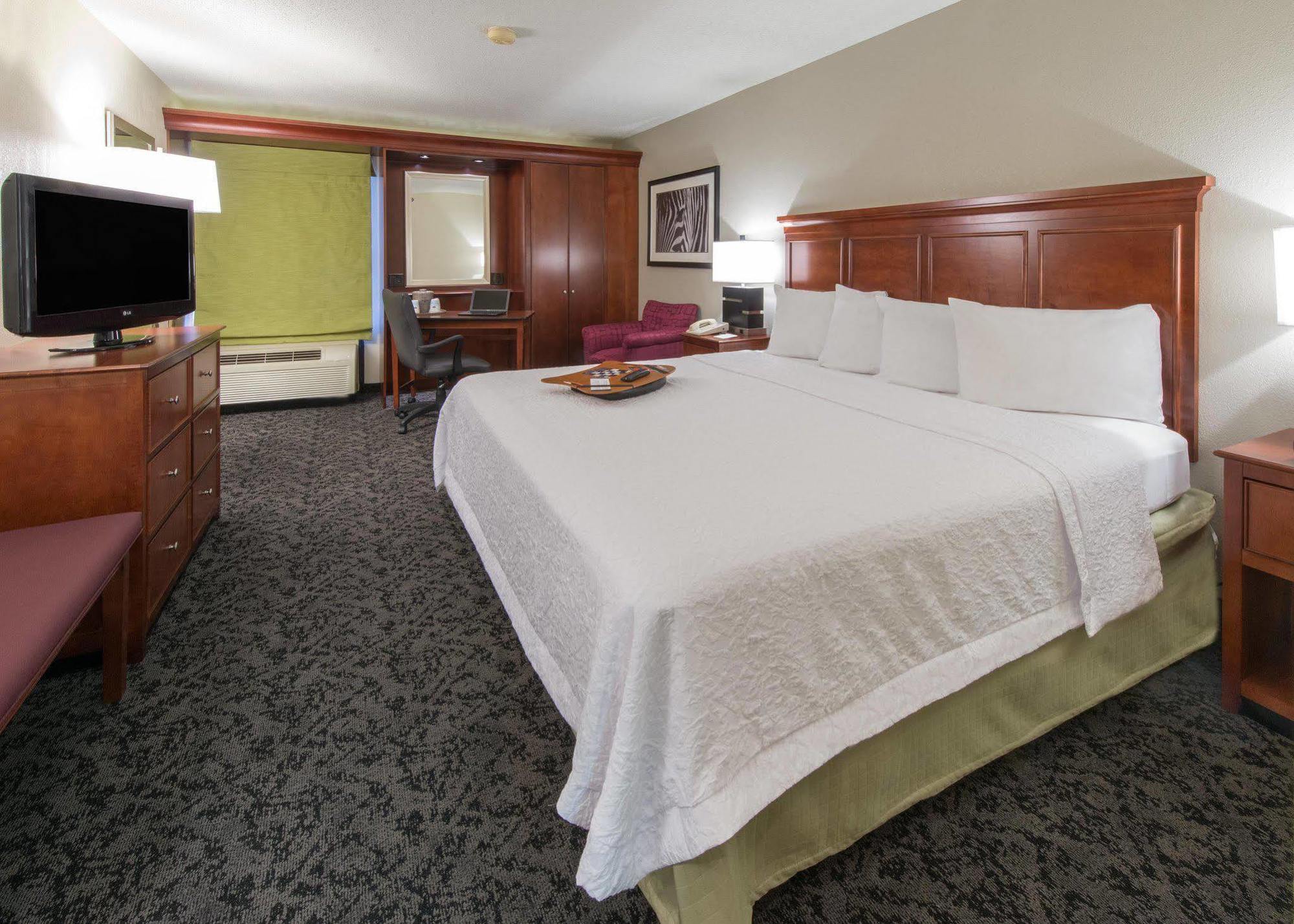 Hampton Inn Charlotte/Матюс Екстериор снимка