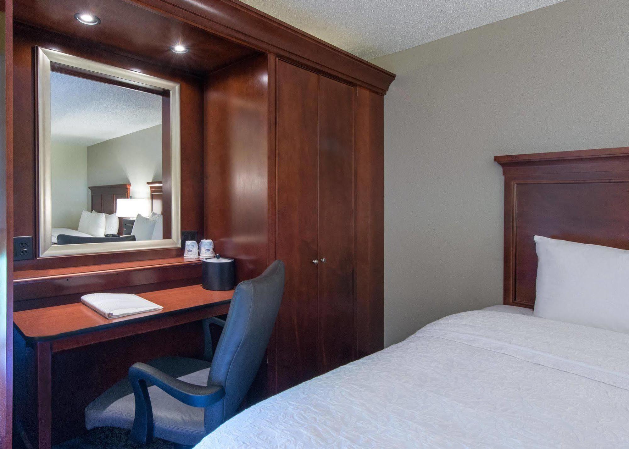 Hampton Inn Charlotte/Матюс Екстериор снимка